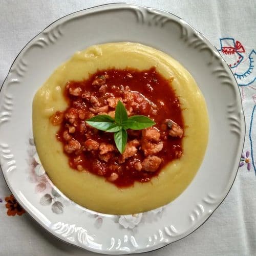 Polenta com ragu de linguiça
