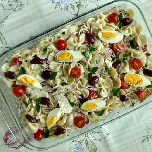 Salada de macarrão com bacalhau